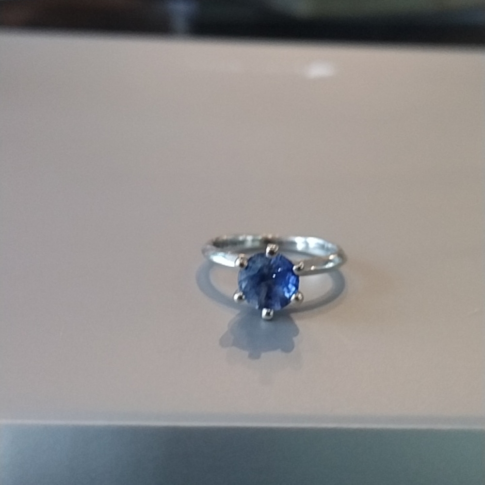 1.63 carat sapphire ring with white gold setting